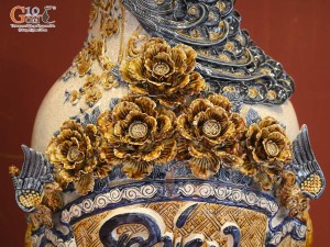 Đôi lộc bình men rạn đắp nổi Đức Phúc Công kênh, cao 1m6