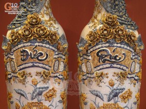 Đôi lộc bình men rạn đắp nổi Đức Phúc Công kênh, cao 1m6