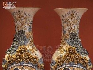 Đôi lộc bình men rạn đắp nổi Đức Phúc Công kênh, cao 1m6