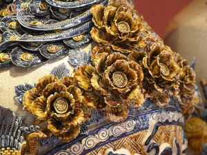 Đôi lộc bình men rạn đắp nổi Đức Phúc Công kênh, cao 1m6