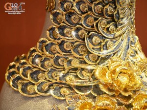 Đôi lộc bình men rạn đắp nổi Đức Phúc Công kênh vẽ vàng 24k, cao 1m55