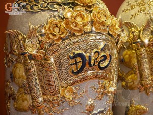 Đôi lộc bình men rạn đắp nổi Đức Phúc Công kênh vẽ vàng 24k, cao 1m55