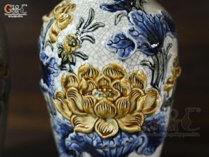 Đôi lộc bình men rạn đắp nổi hoa sen cao cấp, cao 27cm