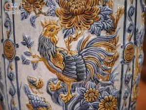 Đôi lộc bình men rạn đắp nổi tứ cảnh, cao 1m4