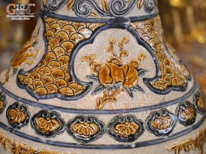 Đôi lộc bình men rạn đắp nổi tứ cảnh, cao 1m4