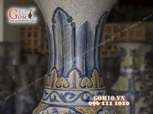 Đôi lộc bình men rạn đắp nổi Tứ Cảnh, cao 1m53