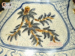 Đôi lộc bình men rạn đắp nổi Tứ Cảnh màu, cao 1m6