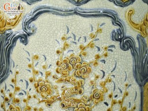 Đôi lộc bình men rạn đắp nổi Tứ Cảnh Phúc Đức, cao 1m40