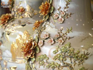 Đôi lộc bình men vân mây đắp nổi Công Đào Phú Quý vẽ vàng 24k, cao 175cm