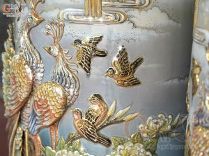 Đôi lộc bình men vân mây đắp nổi Công Đào Phú Quý vẽ vàng 24k, cao 175cm