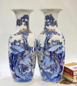 Đôi tiểu lộc bình men lam vẽ chim trĩ tùng bách, cao 60cm