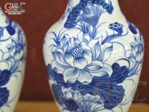 Đôi tiểu lộc bình miệng lượn men lam cổ vẽ Sen Tài Lộc, cao 30cm