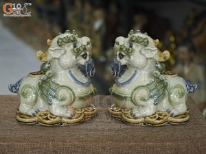 Đôi tỳ hưu men rạn đắp nổi, cao 17cm