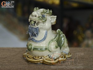 Đôi tỳ hưu men rạn đắp nổi, cao 17cm