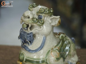 Đôi tỳ hưu men rạn đắp nổi, cao 17cm