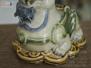 Đôi tỳ hưu men rạn đắp nổi, cao 17cm