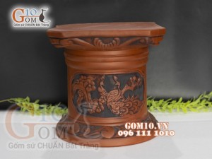 Đôn gốm chân tròn khắc nổi họa tiết công đào, cao 33cm
