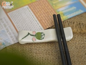 Gác đũa men kem vẽ Đài Sen