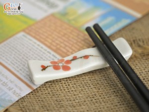 Gác đũa men kem vẽ Đào đỏ