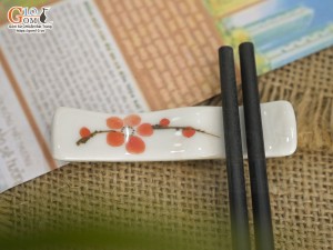 Gác đũa men kem vẽ Đào đỏ