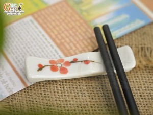 Gác đũa men kem vẽ Đào đỏ