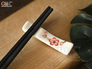 Gác đũa men kem vẽ hoa đào đỏ