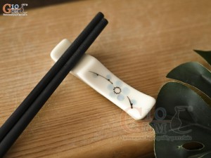 Gác đũa men kem vẽ hoa đào xanh