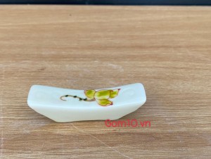 Gác đũa men kem vẽ hoa Sen vàng