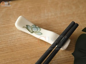 Gác đũa men kem vẽ hoa Sen xanh