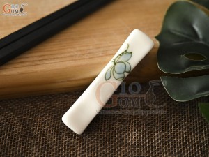 Gác đũa men kem vẽ hoa Sen xanh