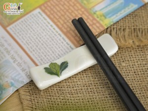 Gác đũa men kem vẽ Ngò gai