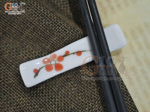 Gác đũa men trắng vẽ hoa Đào đỏ