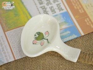 Gác thìa đũa men kem vẽ Đài Sen