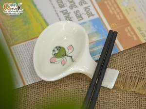 Gác thìa đũa men kem vẽ Đài Sen