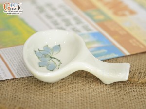 Gác thìa đũa men kem vẽ Sen xanh