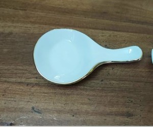 Gác thìa men trắng kẻ chỉ vàng kim