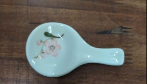 Gác thìa men kem vẽ hoa Đào hồng