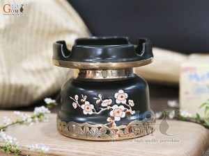 Gạt tàn men rêu khắc hoa mai trắng, bọc đồng