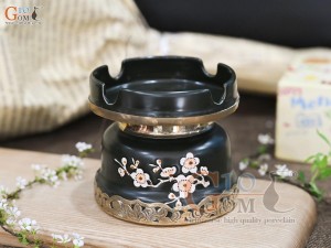 Gạt tàn men rêu khắc hoa mai trắng, bọc đồng