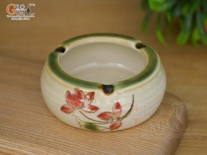 Gạt tàn tròn men vuốt vẽ hoa sen đỏ