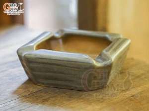 Gạt tàn vuông gốm ganh