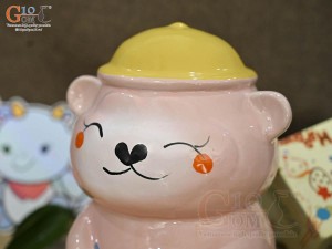 Gấu sứ tiết kiệm màu hồng nón vàng, cao 19cm