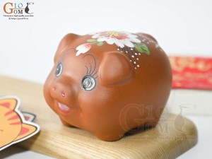 Heo sứ đất đỏ vẽ hoa, cao 10cm