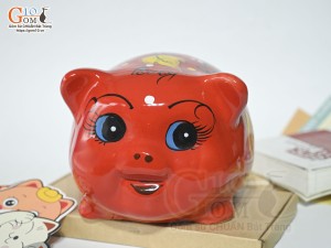 Heo sứ tiết kiệm dáng béo nền đỏ, 23x19 H18cm