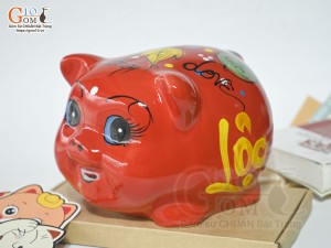 Heo sứ tiết kiệm dáng béo nền đỏ, 23x19 H18cm