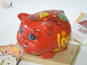 Heo sứ tiết kiệm dáng béo nền đỏ, 23x19 H18cm
