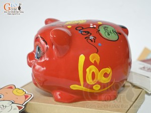 Heo sứ tiết kiệm dáng béo nền đỏ, 23x19 H18cm