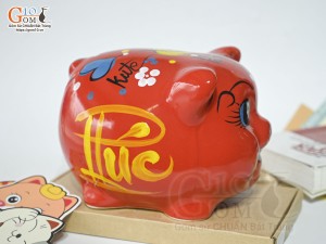 Heo sứ tiết kiệm dáng béo nền đỏ, 23x19 H18cm