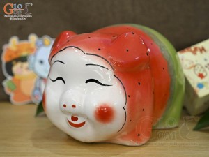 Heo sứ tiết kiệm dáng dưa hấu đỏ, dài 20cm