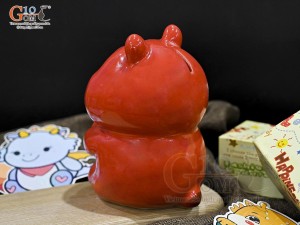 Heo sứ tiết kiệm dáng đứng màu đỏ, cao 16,5cm